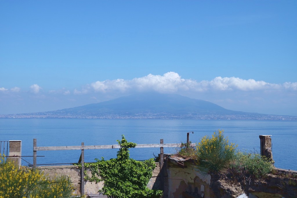Cetara il tempo e la Colatura - Il Vesuvio visto dalla costiera.