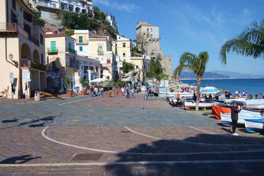 Cetara il tempo e la Colatura - La caratteristica piazzetta sul mare di Cetara, con le barchette a riva.