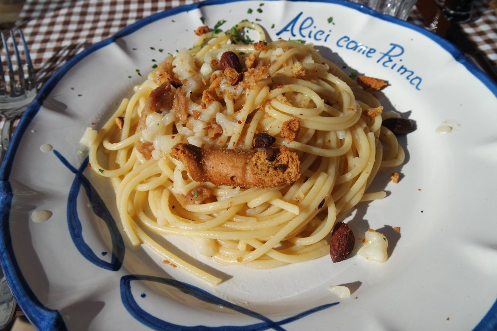 Cetara il tempo e la Colatura - Gli spaghettoni con la "colatura" taralli e mandorle.