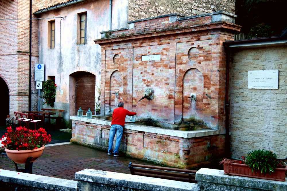 Storie di Vite a Serrapetona: L'acqua della fonte di piazza è sempre la più buona.