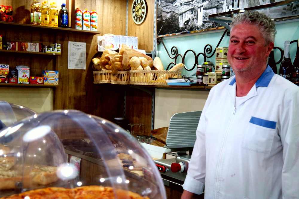 Storie di Vite a Serrapetona: l'orgoglio di Sauro dietro al bancone.