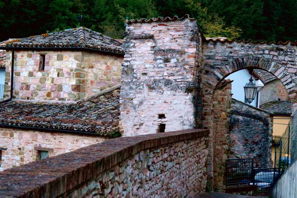 Storie di Vite a Serrapetona: Fra gli archi ed i vicoli del centro storico