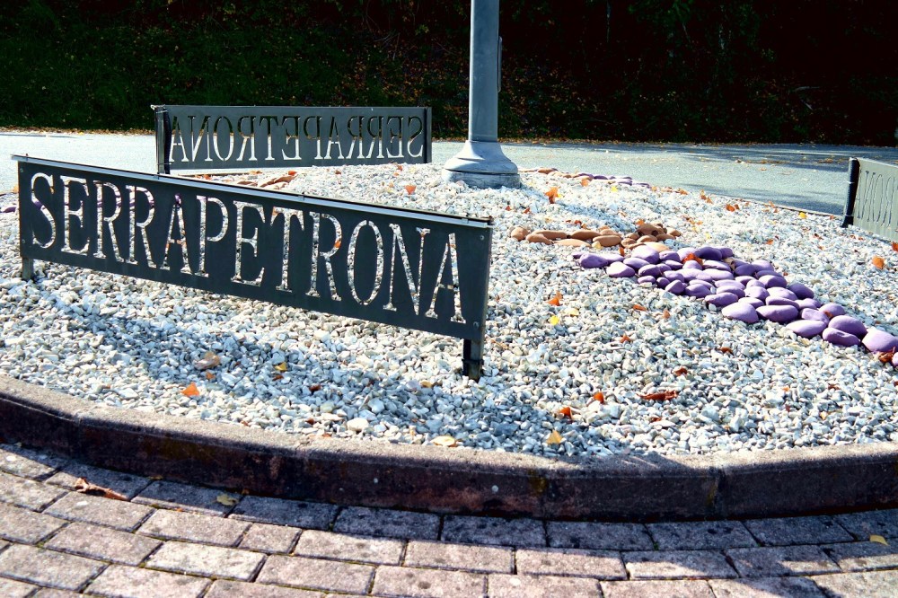 Storie di Vite a Serrapetona: L'ingresso del paese denota identità