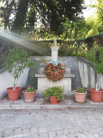 Lapide commemorativa don Enrico Pocognoni